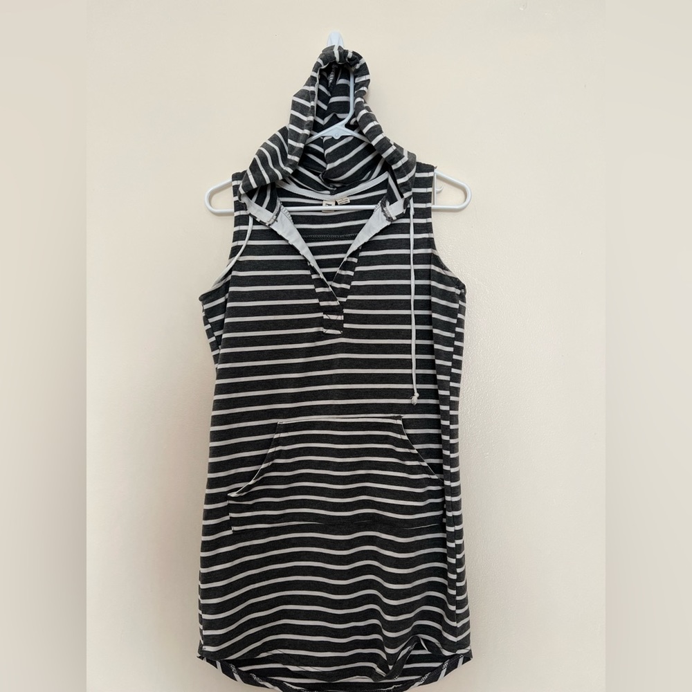 Be women’s sleeveless hooded dress with pocket